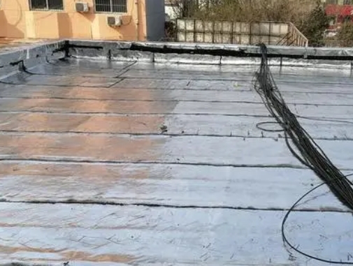 莫力达卫生间漏水维修公司分享下莫力达屋面楼顶防水刚性防水层施工要点。
